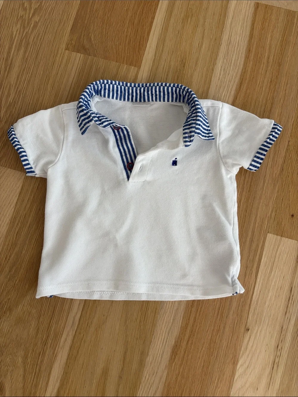 Paz Rodríguez Little Boy’s White Cotton Polo Shirt with Blue Striped Collar